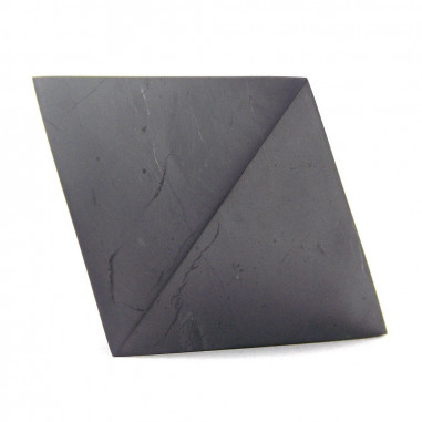 Shungite octaèdre facettée de profil