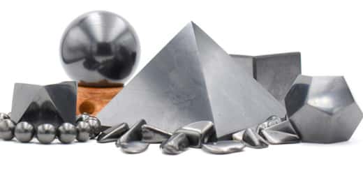 Pierres de shungite en sphère, cube, pyramide et pierres roulées