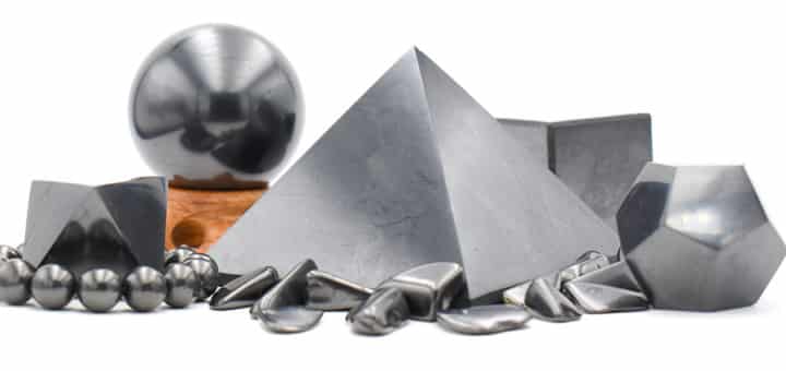 Pierres de shungite en sphère, cube, pyramide et pierres roulées